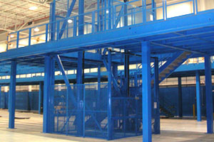 photo of an industrial material handling lift